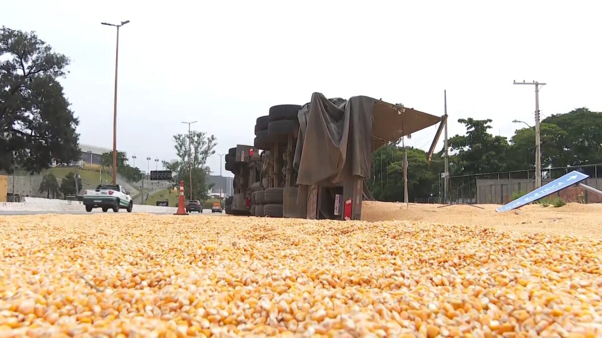 Carreta de milho tomba no Anel Rodoviário de Belo Horizonte